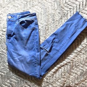 JUNIORS SIZE 8 RIPPED LIGHT WASH JEANS